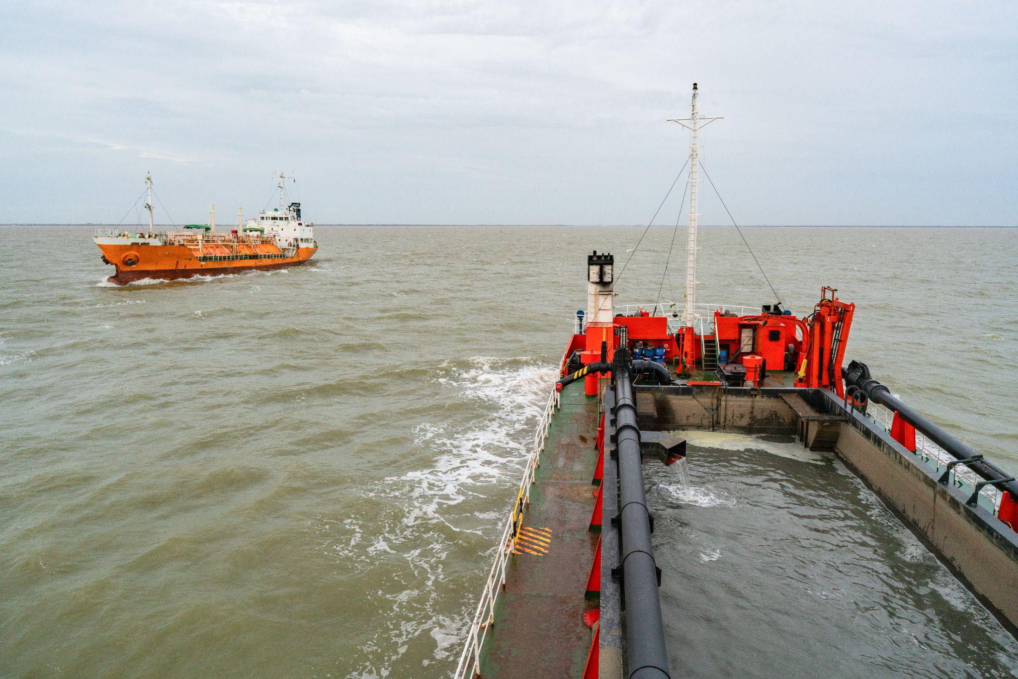 A Trailing Suction Hopper Dredger (TSHD) is mainly used for dredging loose and soft soils such as sand, gravel, silt or clay.